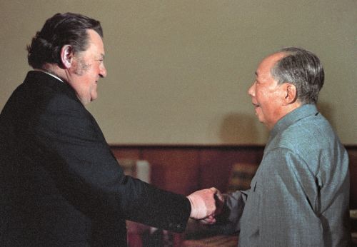 1975年1月16日，毛泽东主席会见应外交学会邀请访华的联邦德国基社盟主席弗•约•施特劳斯。