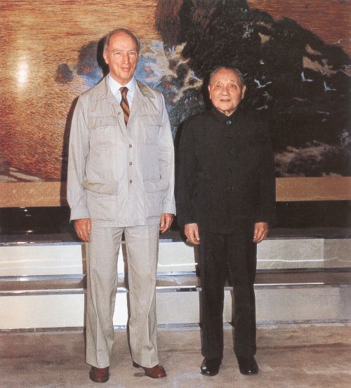 1990年7月11日，邓小平同志会见应外交学会邀请访华的加拿大前总理特鲁多。