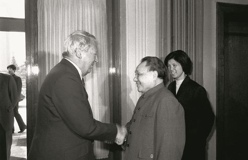 1982年4月，中央军委主席邓小平会见应外交学会邀请访华的英国前首相希思勋爵。