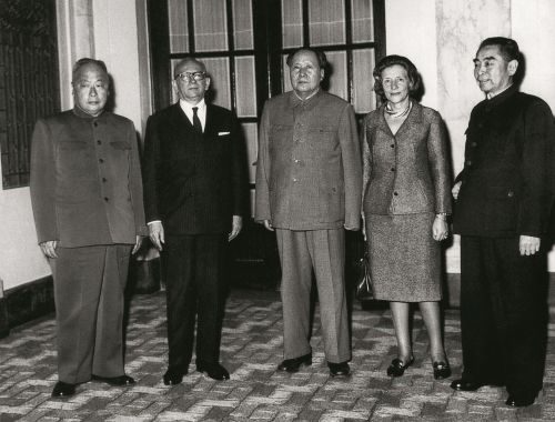 1963年10月，法国前总理富尔带着戴高乐总统希望恢复两国正常外交关系的亲笔信，作为外交学会的客人访华。11月2日，毛泽东主席、周恩来总理和陈毅副总理在上海会见富尔及夫人。