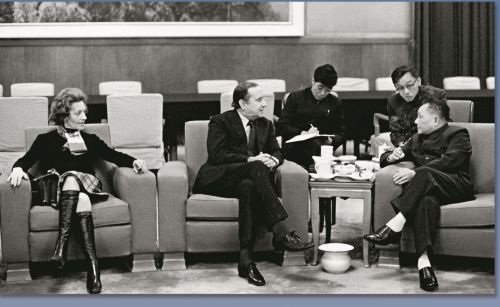 1974年11月19日，邓小平副总理会见应外交学会邀请访华的哥伦比亚前总统米萨埃尔•帕斯特拉纳•博雷罗。